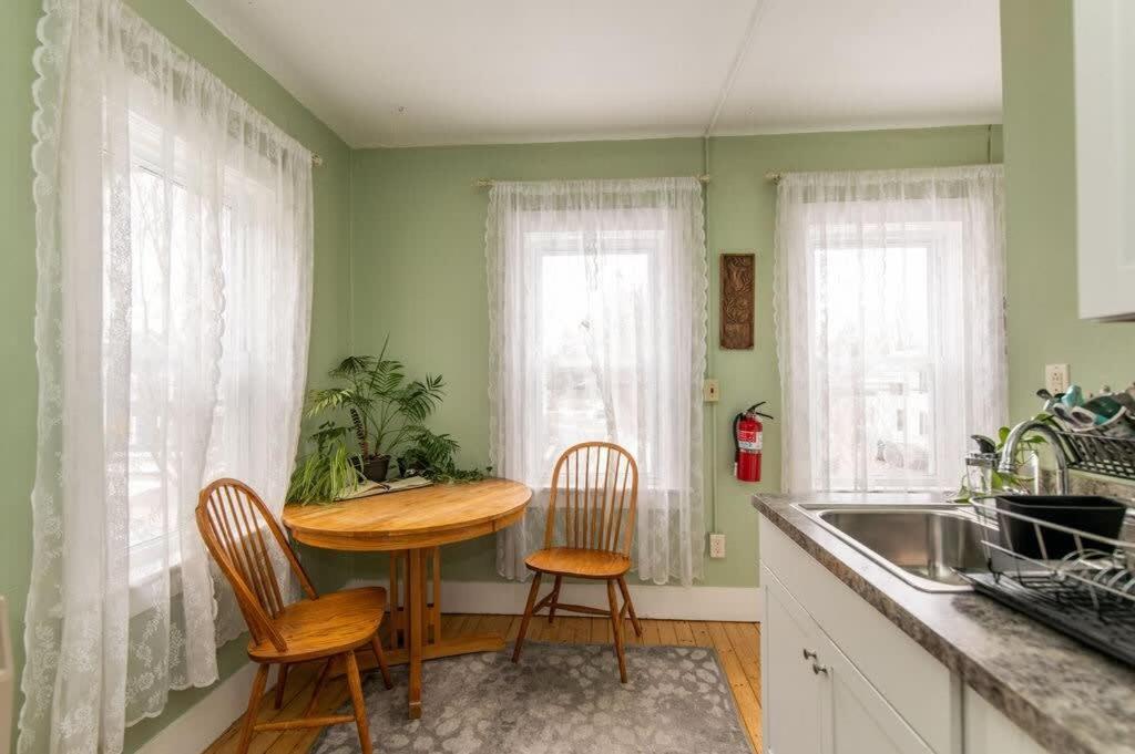 Centrally Located With Lake Views Burlington Exterior foto