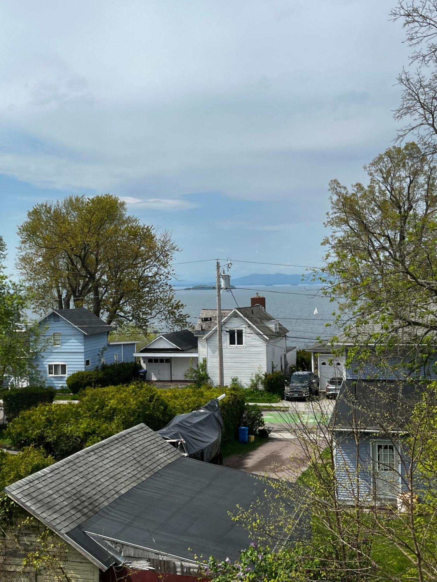 Centrally Located With Lake Views Burlington Exterior foto